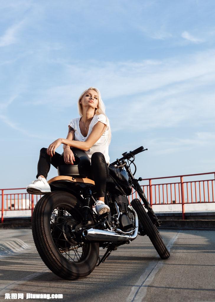 摩托车上的性感美女