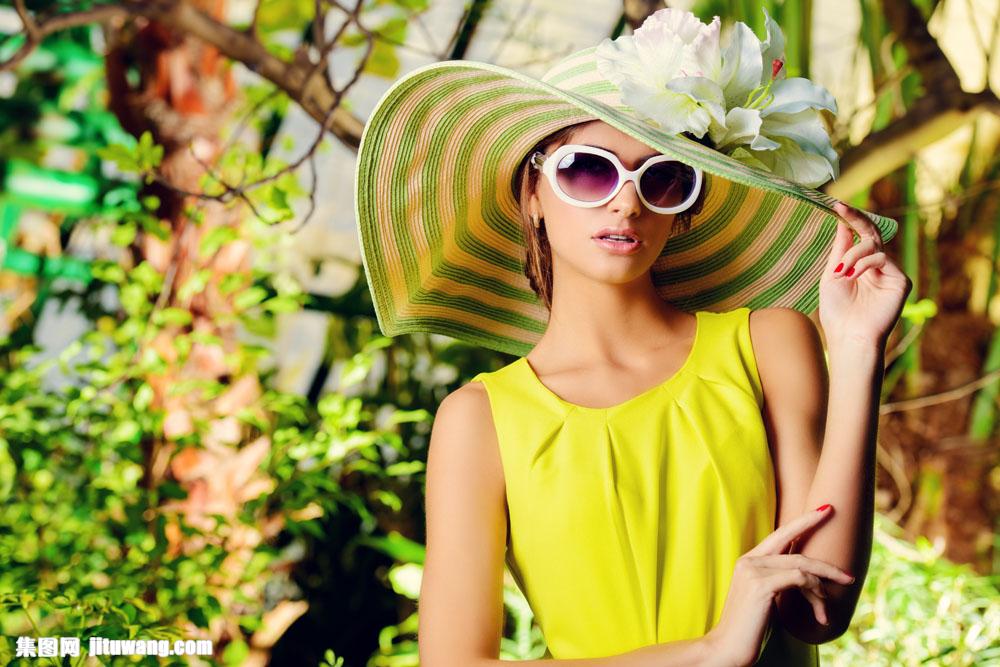 戴帽子太阳镜的潮流美女 图片素材下载-女性女