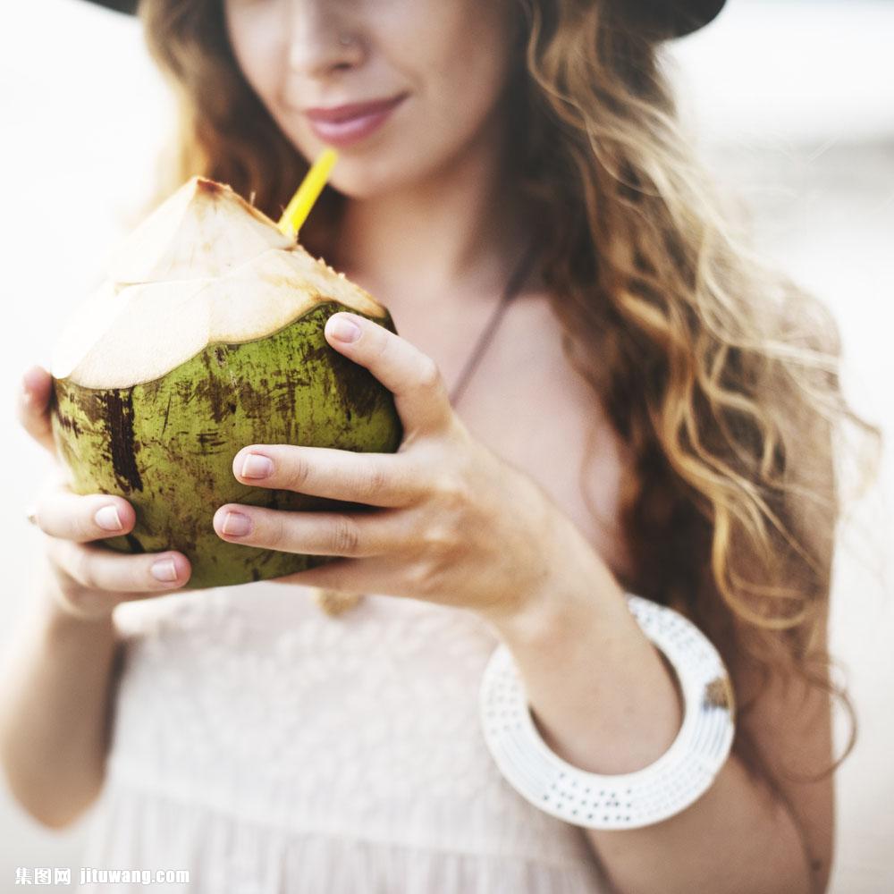 喝椰子汁的女人图片