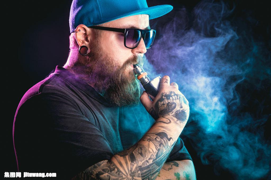 抽烟的纹身男士 图片素材下载-男性男人-人物图库