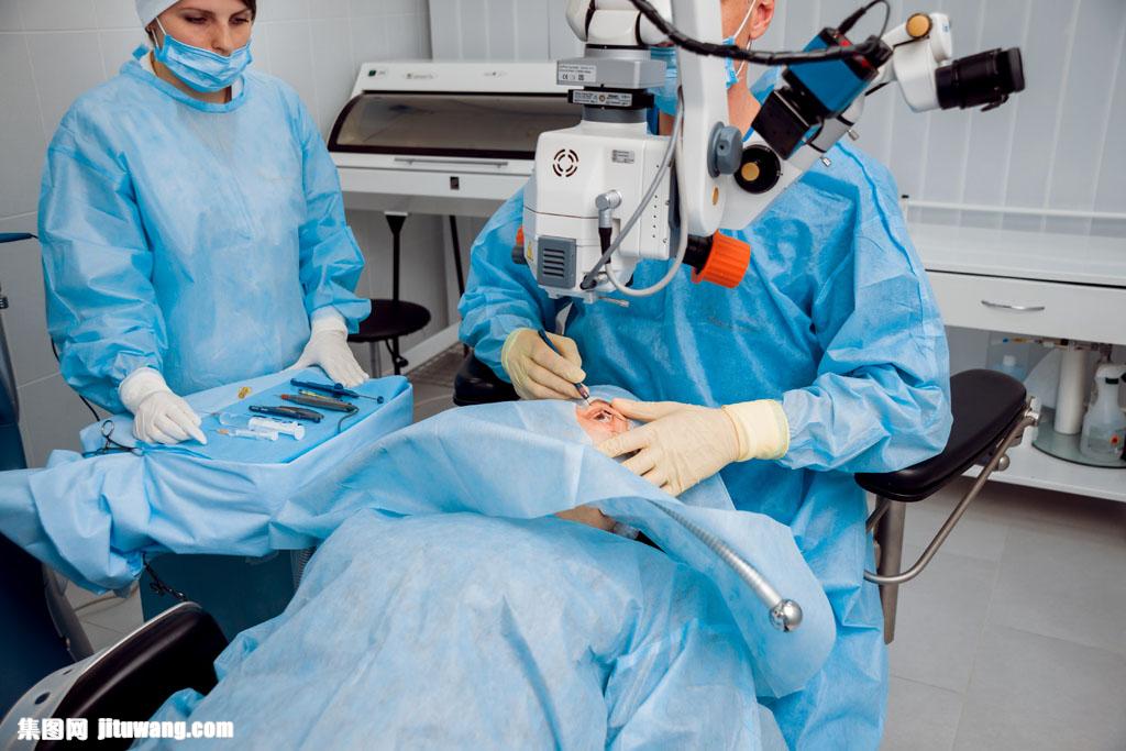 医生手术嗨歌尬舞 在拿手术刀割开病人的皮肤