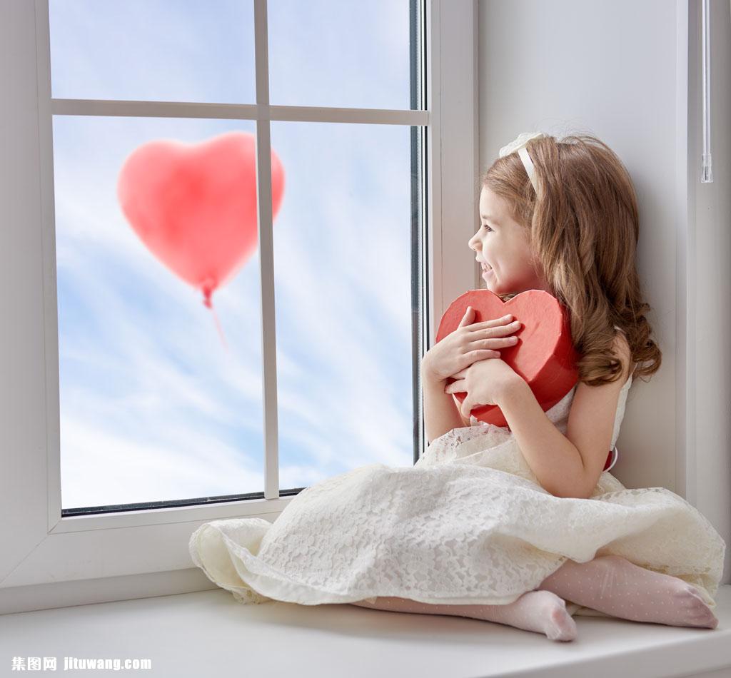 坐在窗台上的小女孩  收藏 关键词:坐在窗台上的小女孩图片下载,窗户