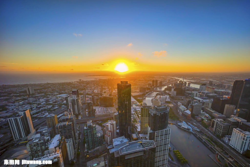 夕阳下的城市建筑大楼