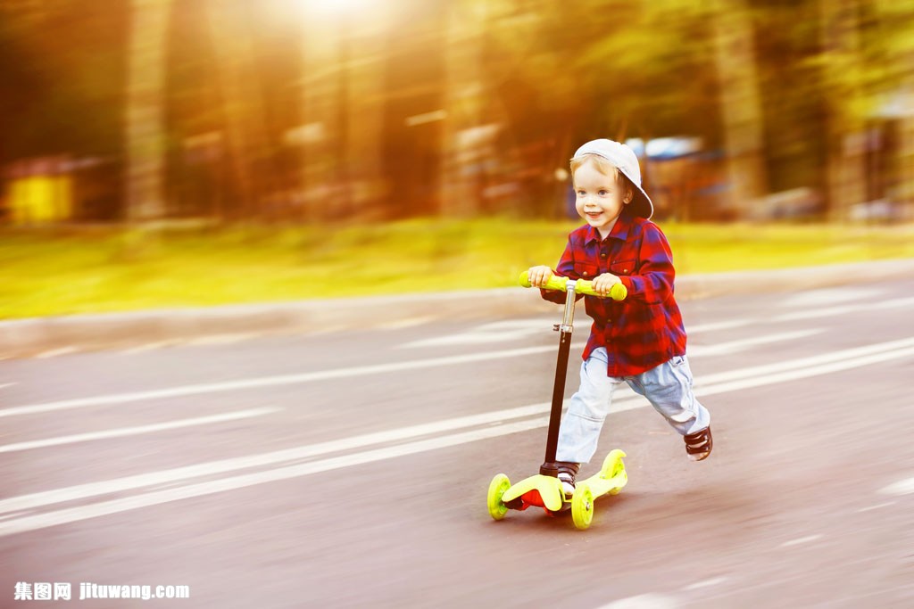 收藏 关键词:快速踩滑板车的男孩图片下载,滑板车,快速,小男孩,小