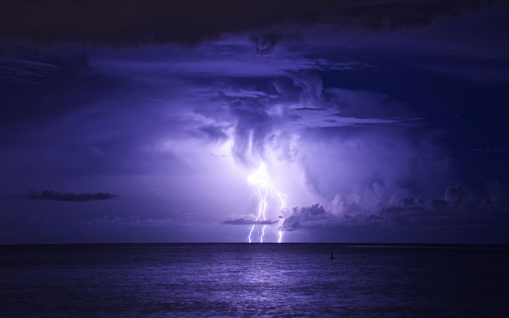 海面夜晚闪电    收藏 关键词:海面夜晚闪电图片下载,美丽风景,闪电