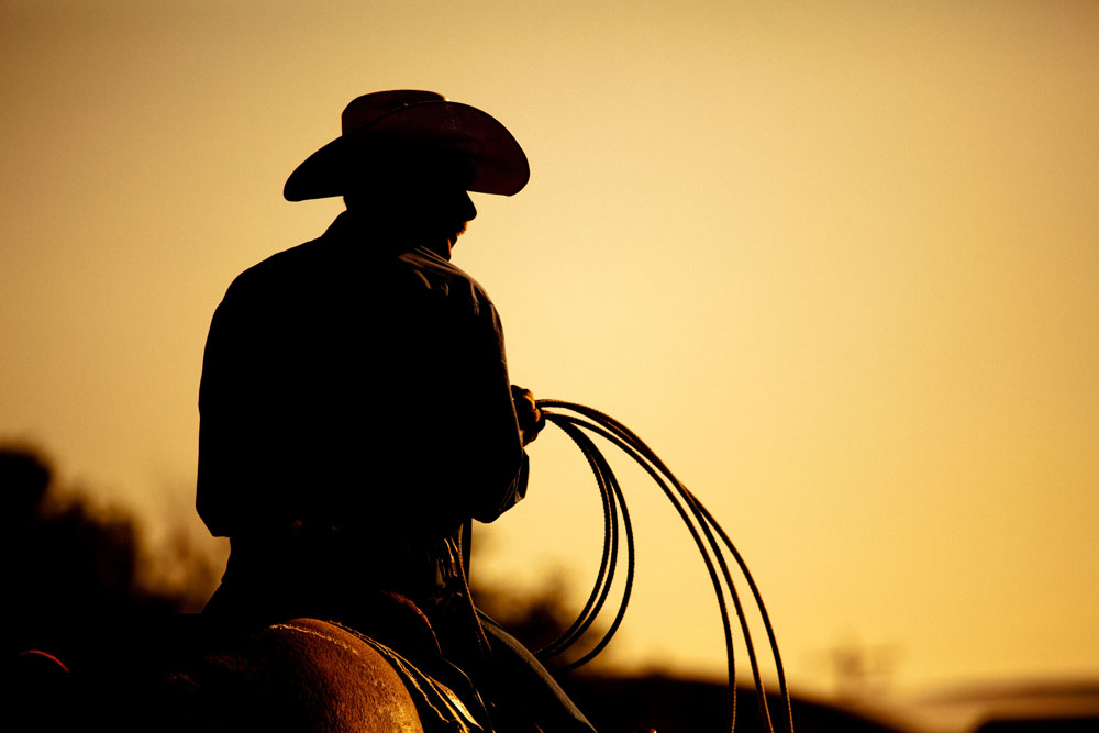 骑马的西部牛仔图片
