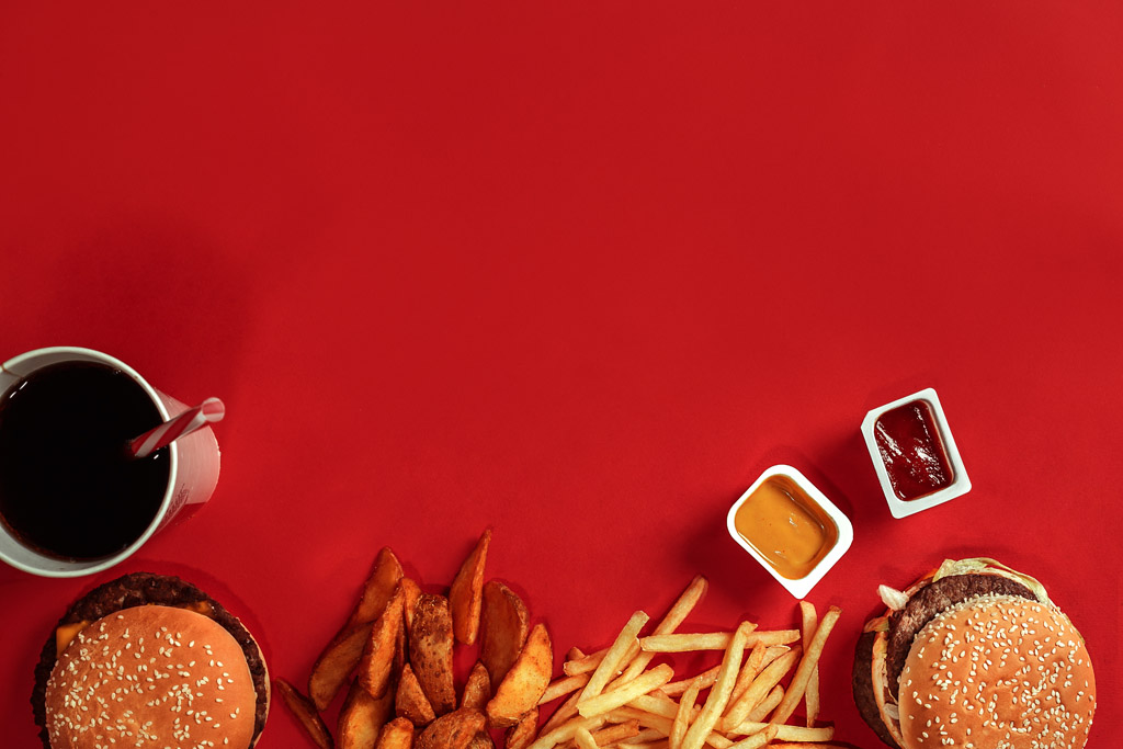 汉堡薯条红色背景图片