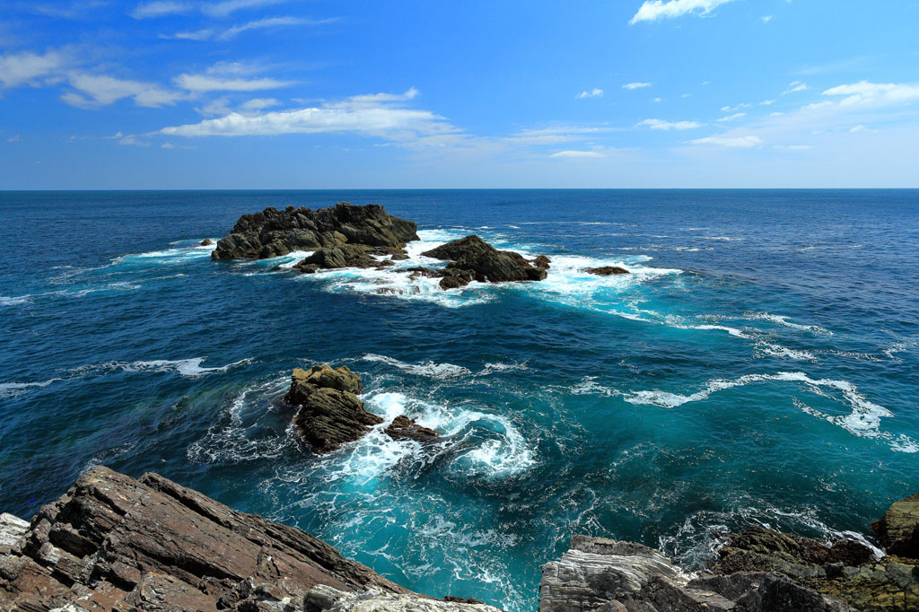 海岸礁石蓝天风景图片