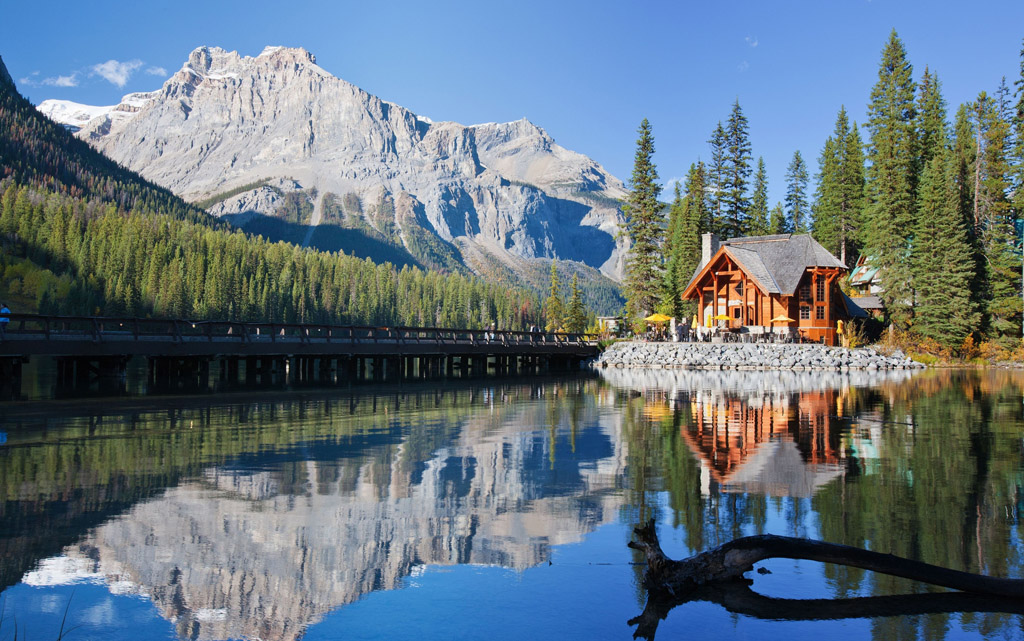 湖边木屋树林风景