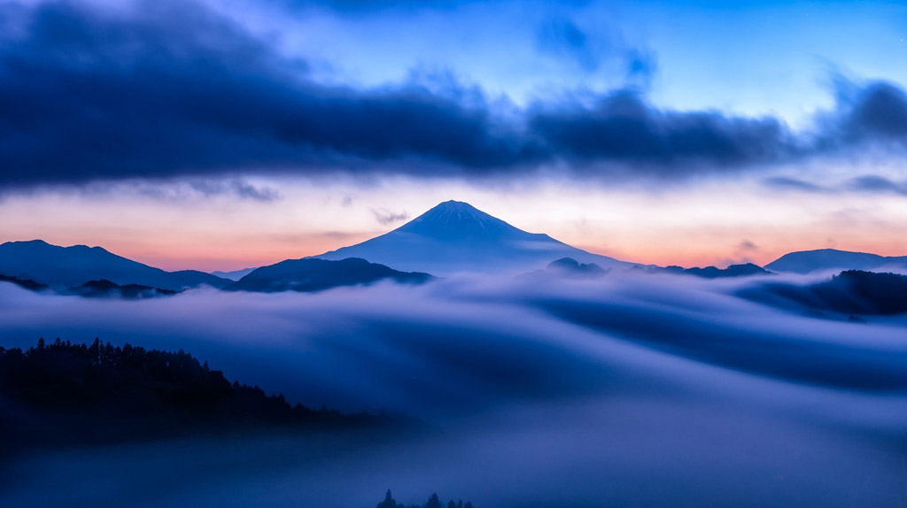 蓝色云海大山图片