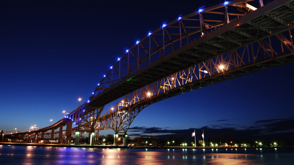 夜晚桥梁建筑与河流图片