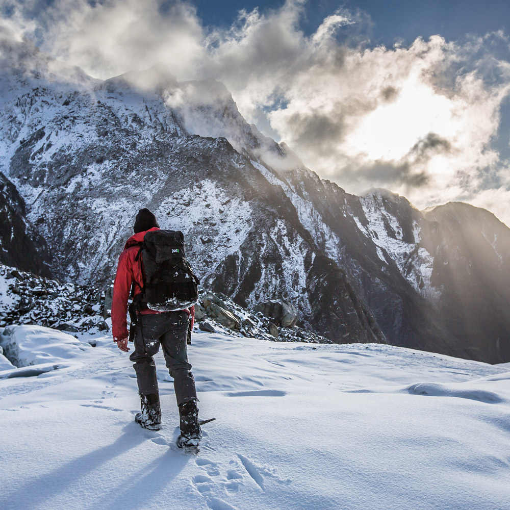 雪地登山男人图片