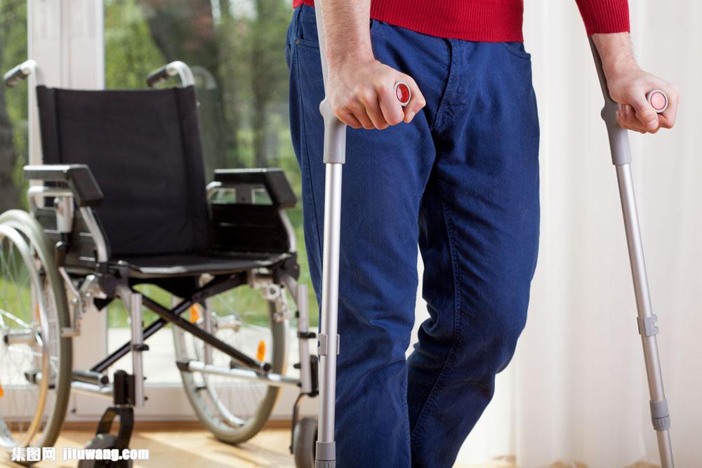 轮椅和拄拐的人图片