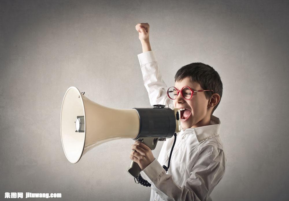 呐喊的国外小学生