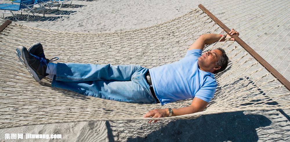 吊床上睡觉的男人