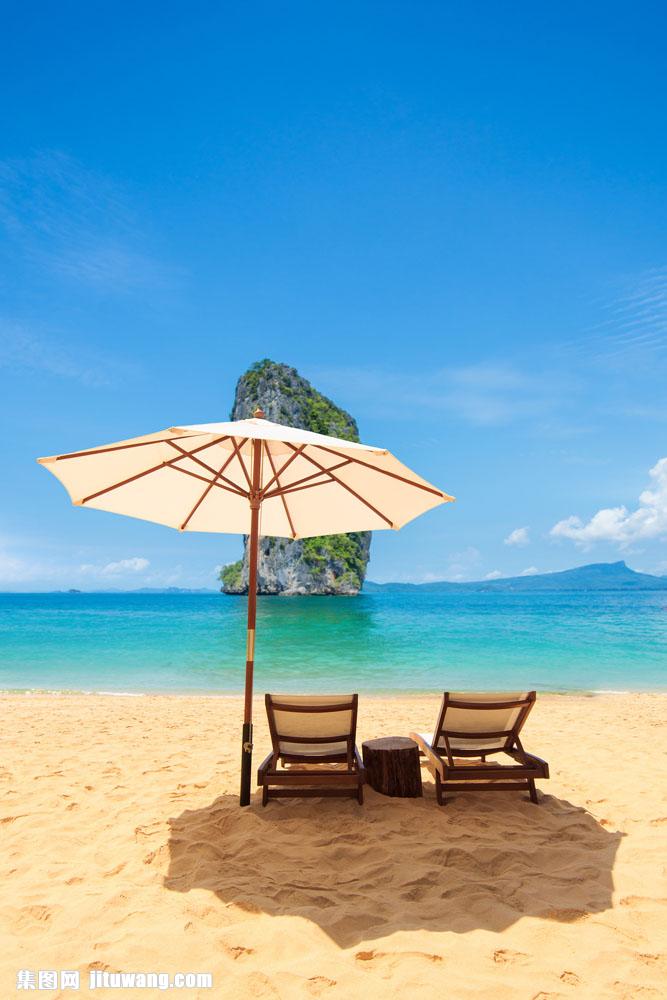 沙滩上的遮阳伞躺椅