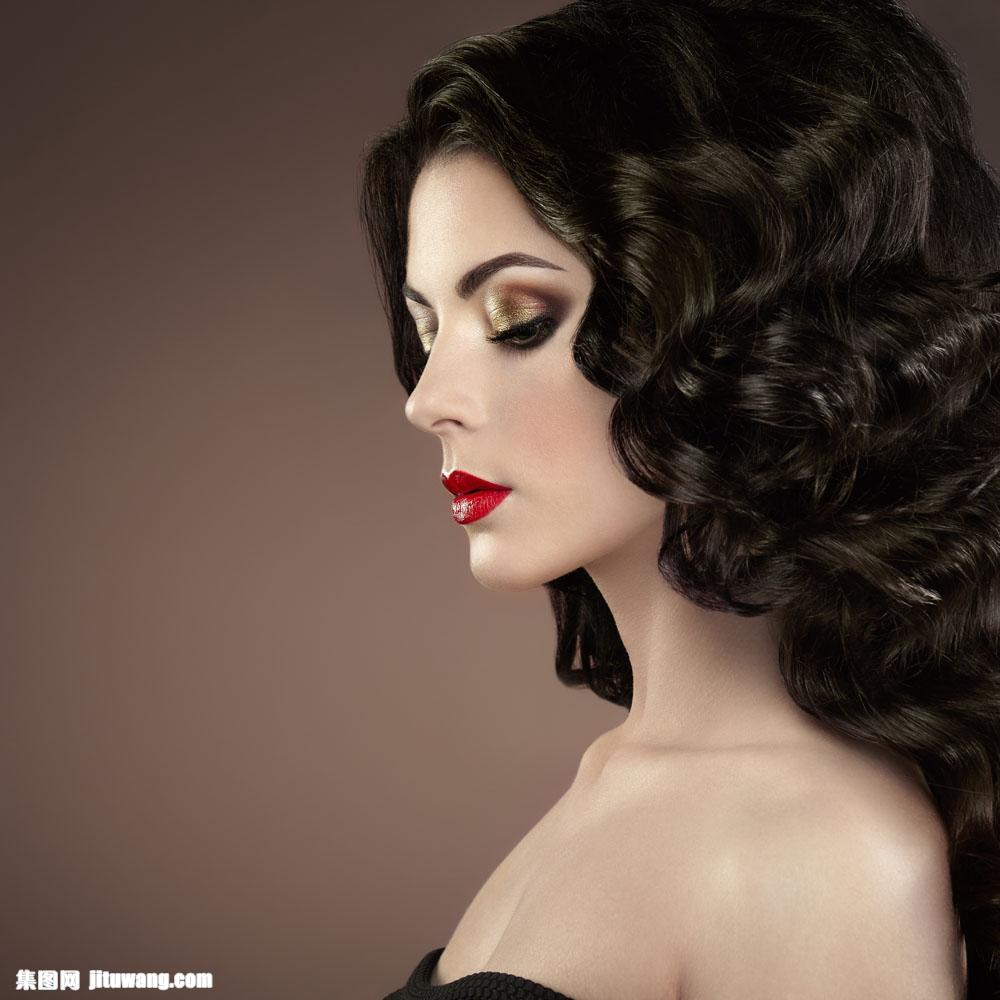 长发红唇彩妆美女