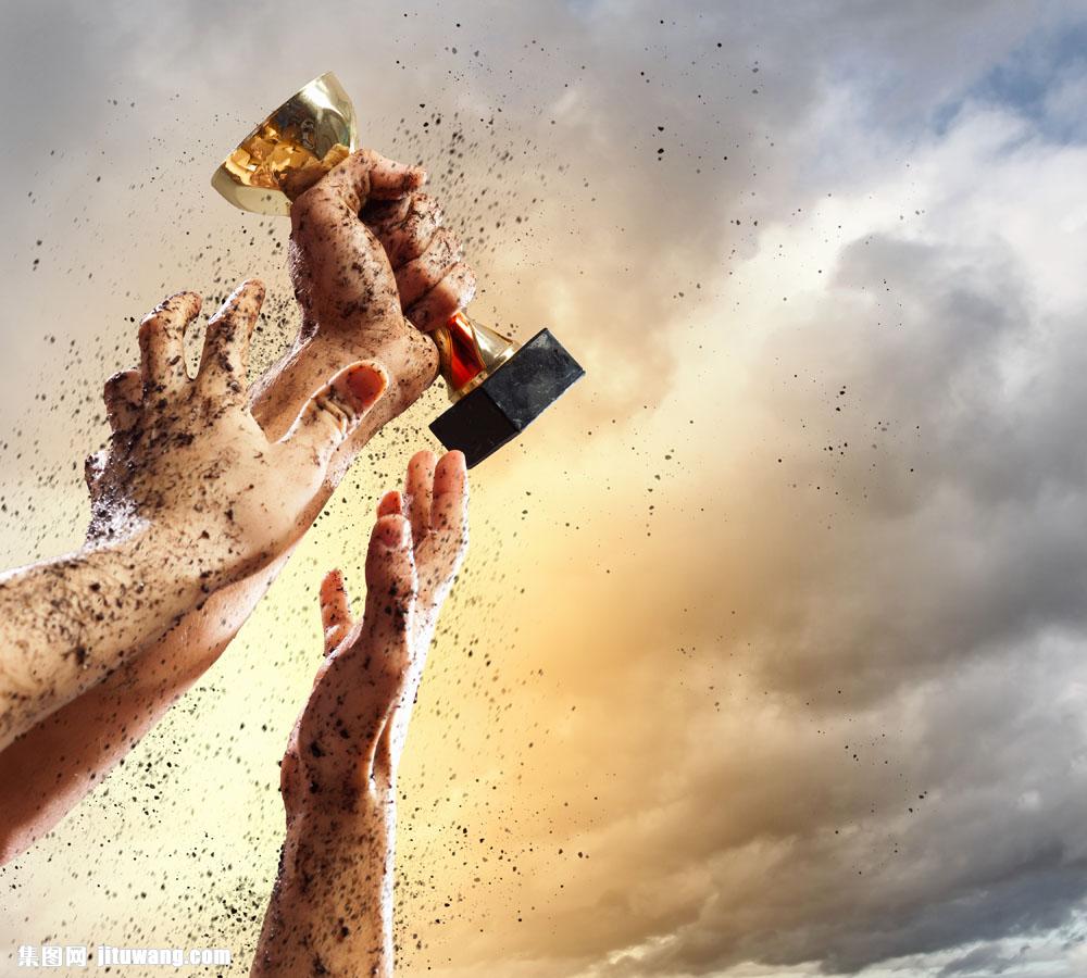 手拿着的冠军奖杯