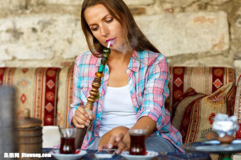 吸烟喝酒的女子图片