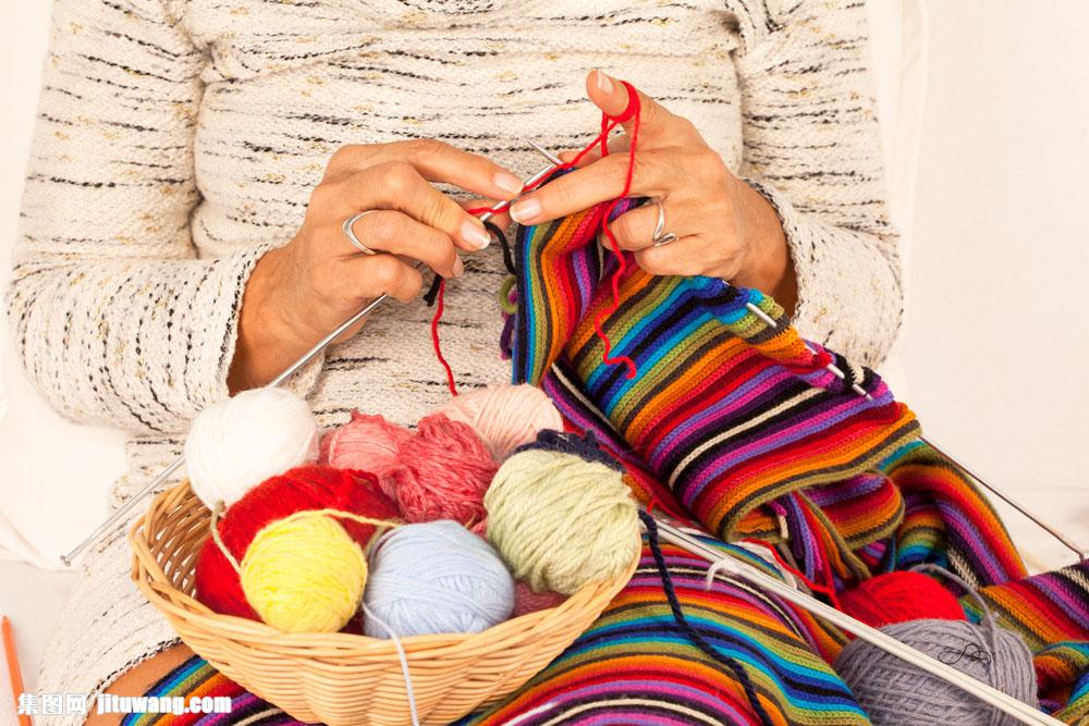 女子和彩色的毛线图片下载,彩色,毛衣,毛线,女子,工具,人物,针织,生活