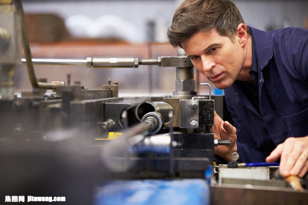 车间工作的工人