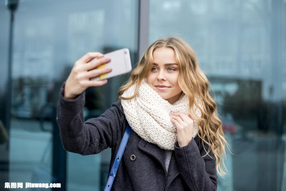 手机拍照金发美女