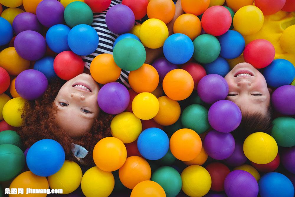 一堆彩色球里的小朋友