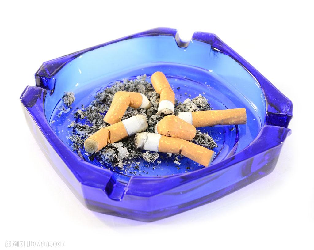 蓝色烟灰缸烟头图片