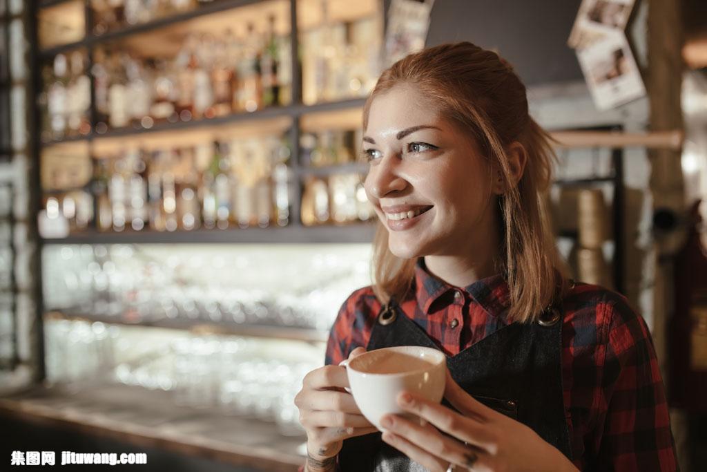 喝咖啡的美女服务员