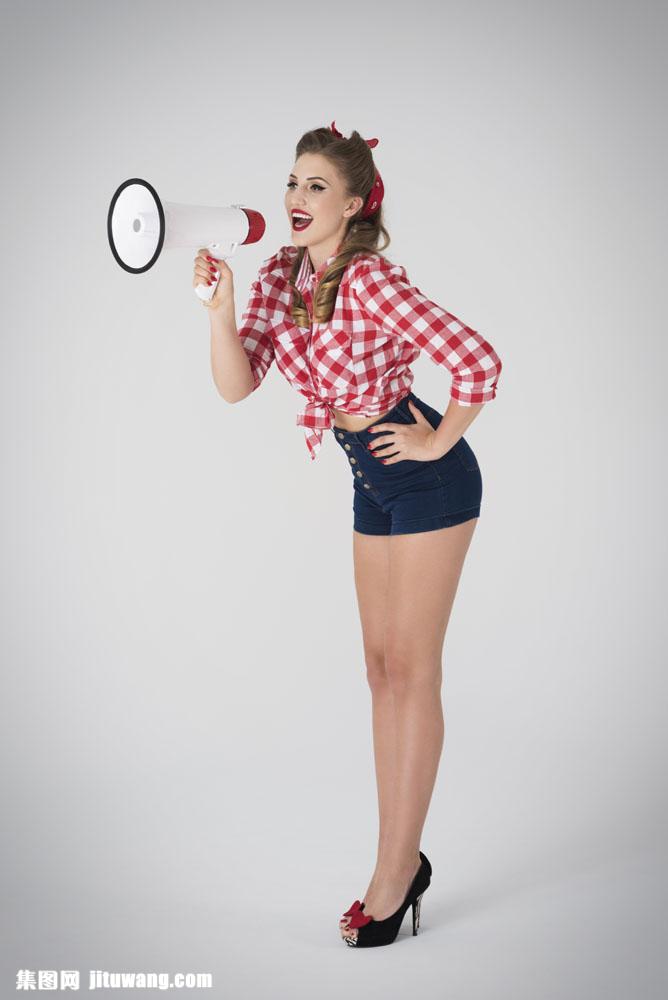 拿着喇叭的性感美女