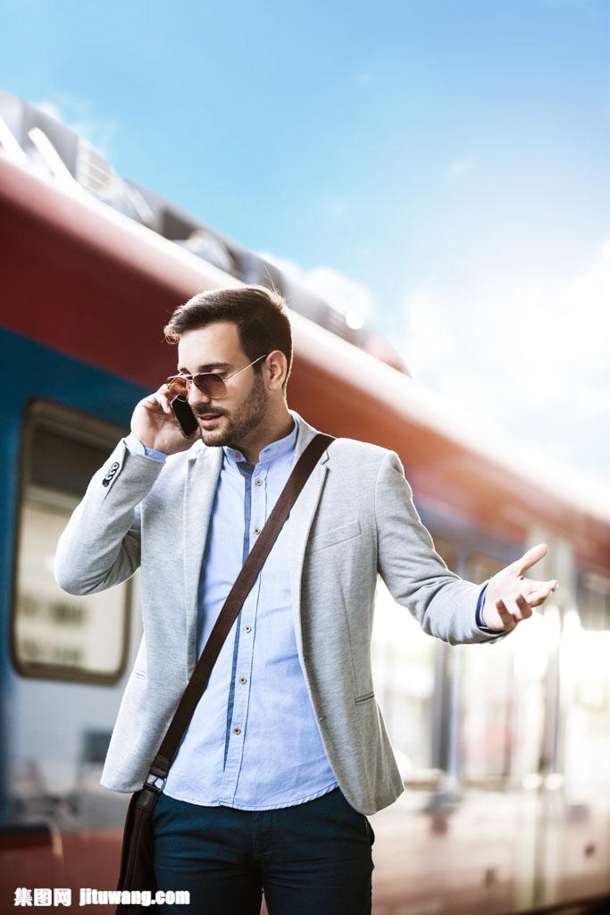 车站打电话的男人
