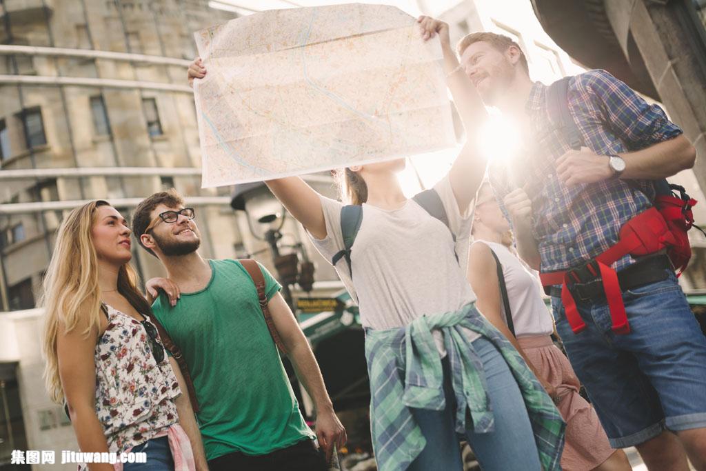 看地图旅行的男女