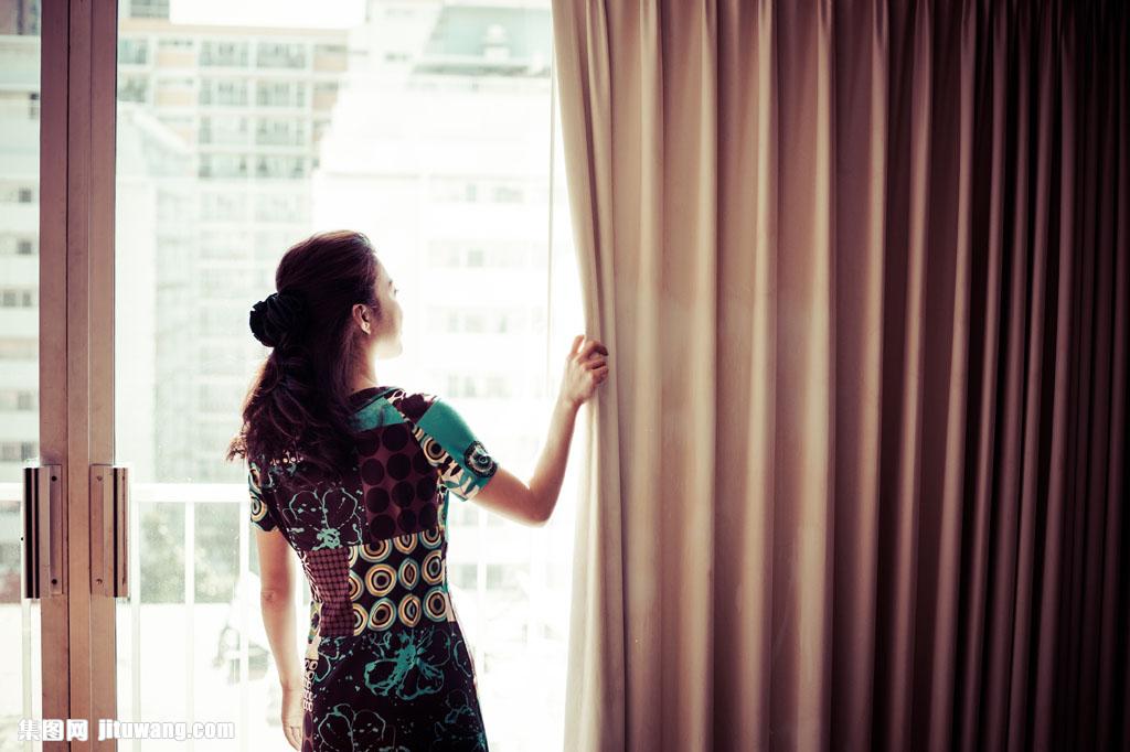 拉开窗帘的美女图片