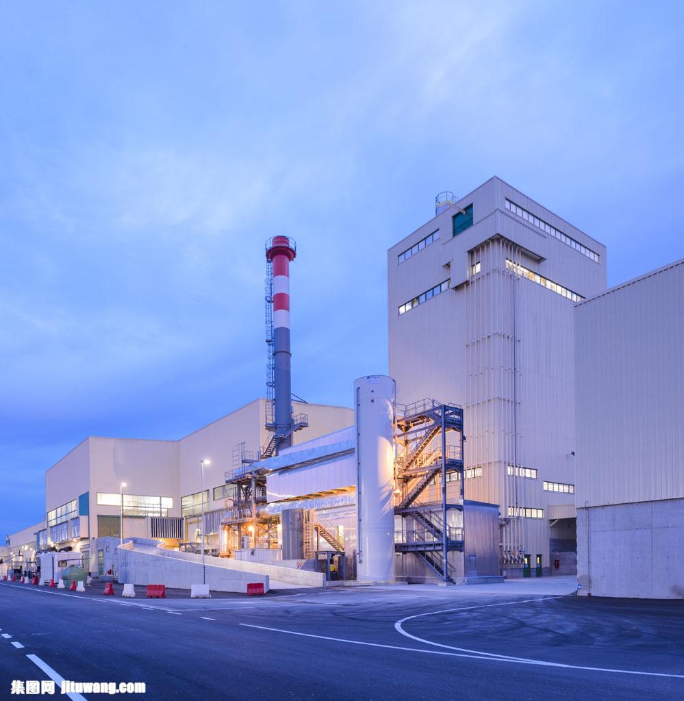 白色路边的工厂图片