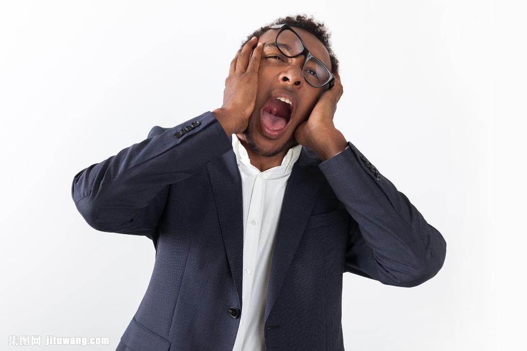 抱着头大叫的男士