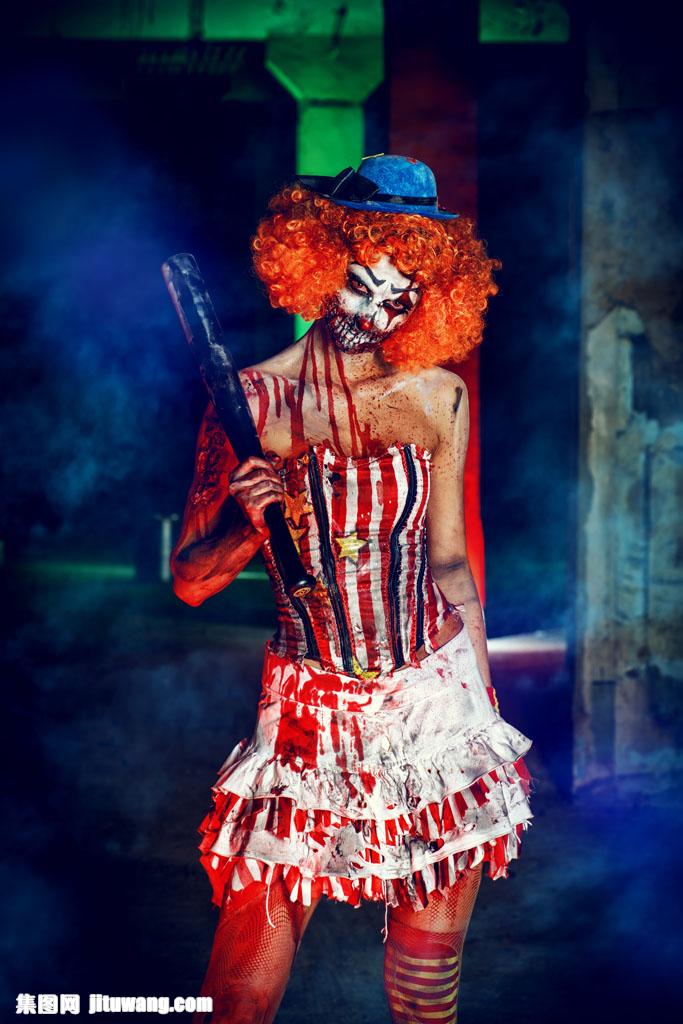 可怕小丑装饰的女人