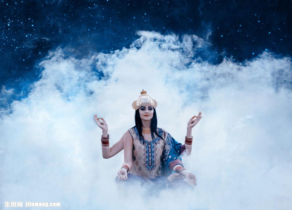 打坐的印度美女