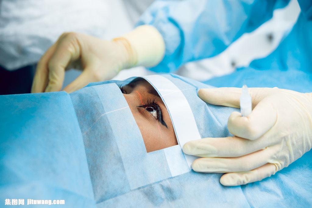 给眼睛注射眼液的患者