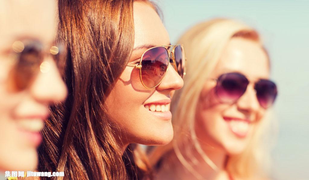 三个开心笑墨镜美女