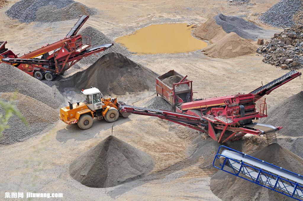 开采沙石场图片