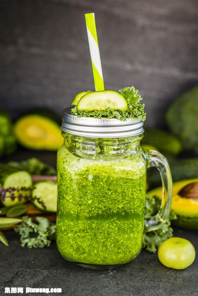 绿色蔬菜和蔬菜汁