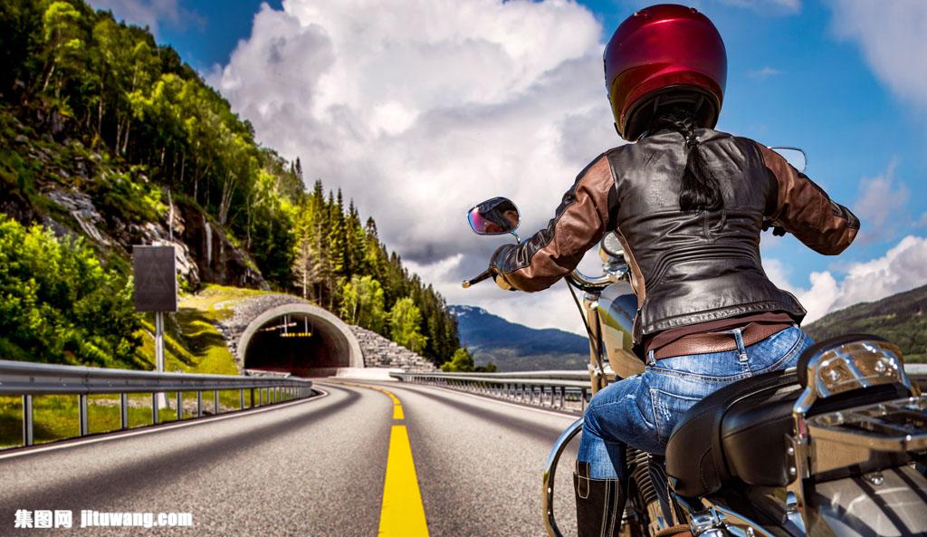 公路上骑摩托车的男人