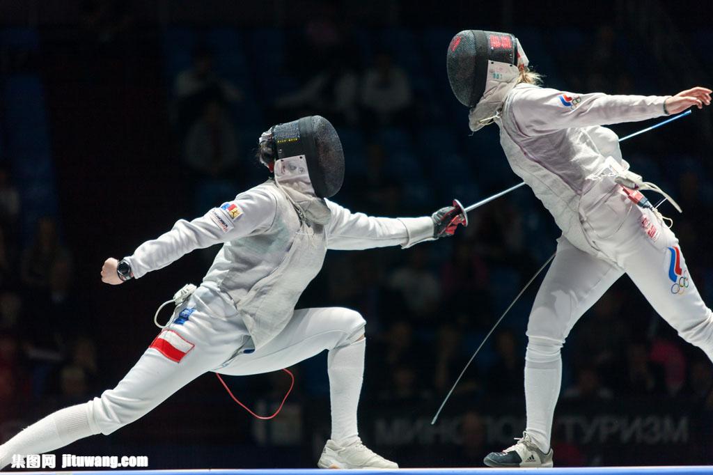 比赛中的击剑运动员