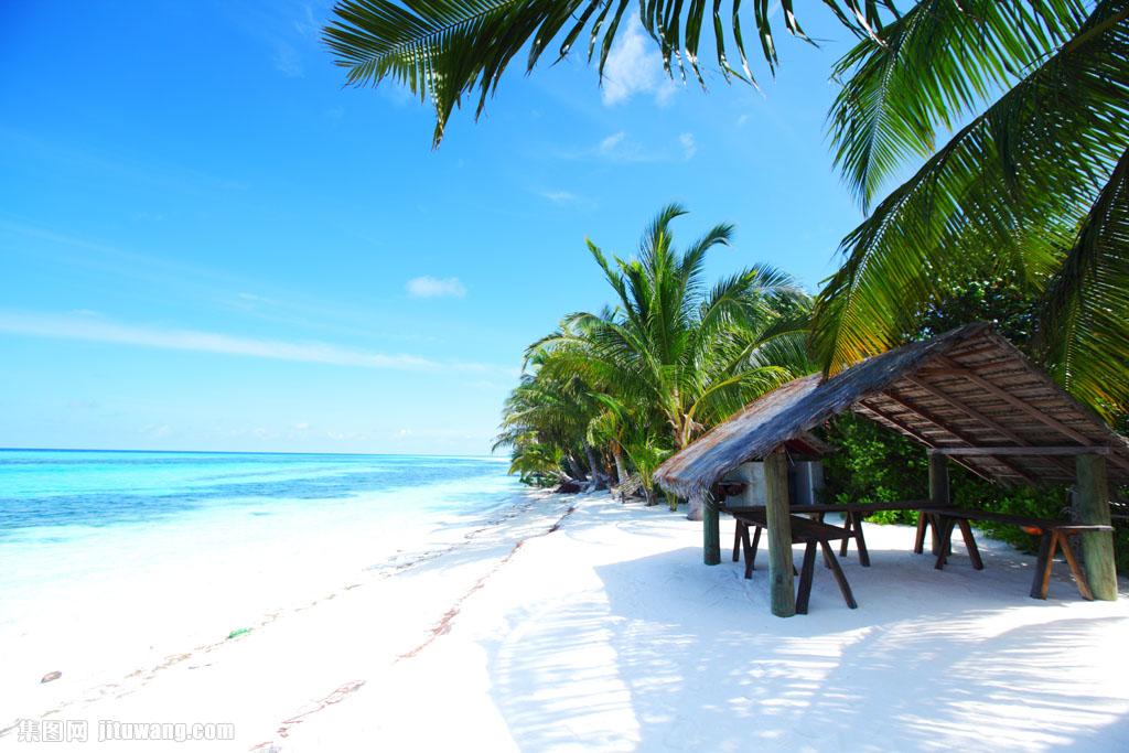 沙滩上的遮阳篷