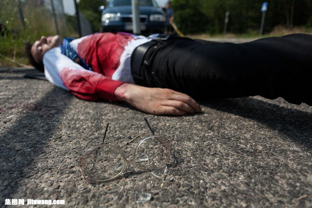 躺在地上的伤者