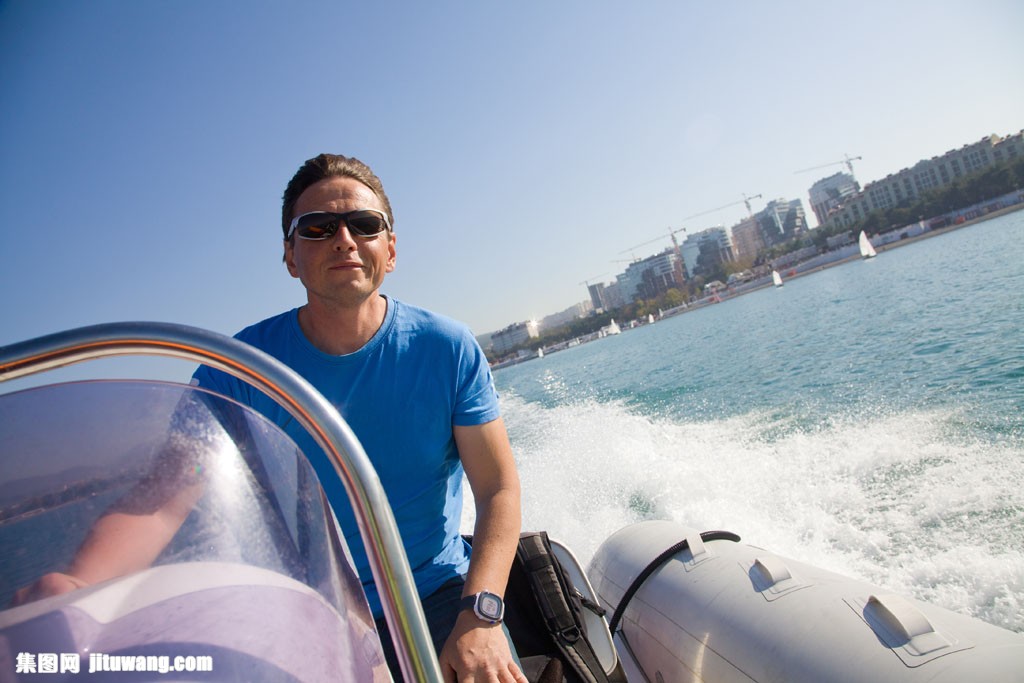 开船的男人图片