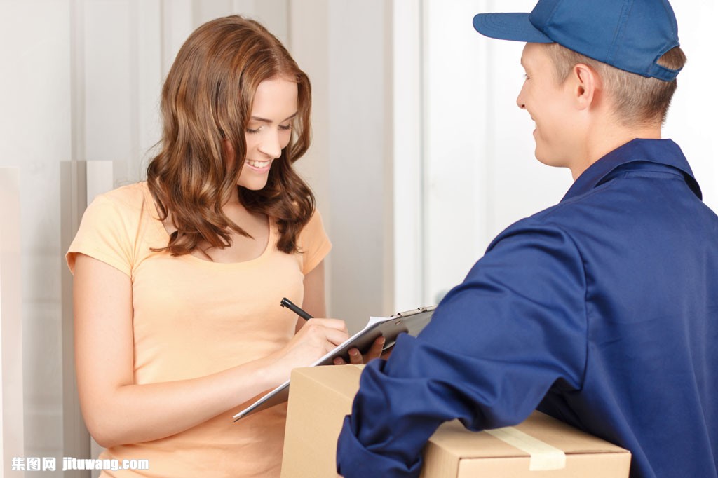 快递员与签收货物的美女