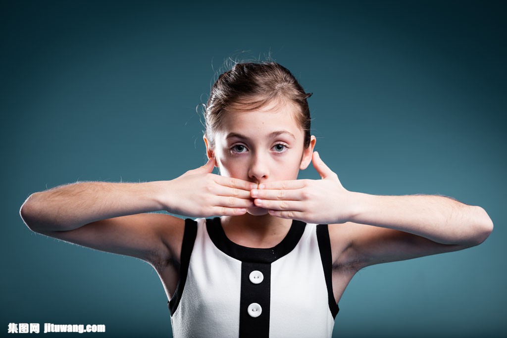 捂着嘴的小女孩