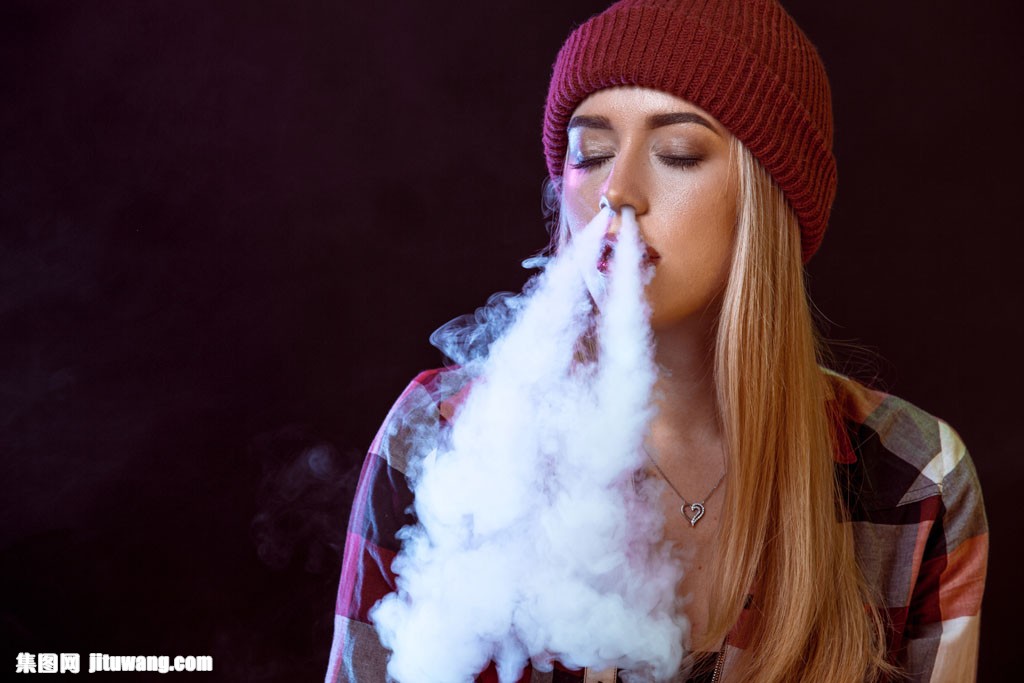 鼻子往外吐烟雾的女人图图片