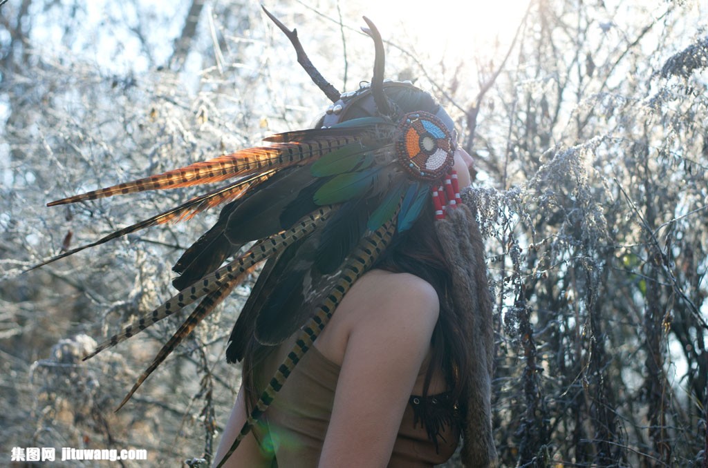 头戴羽毛的女巫